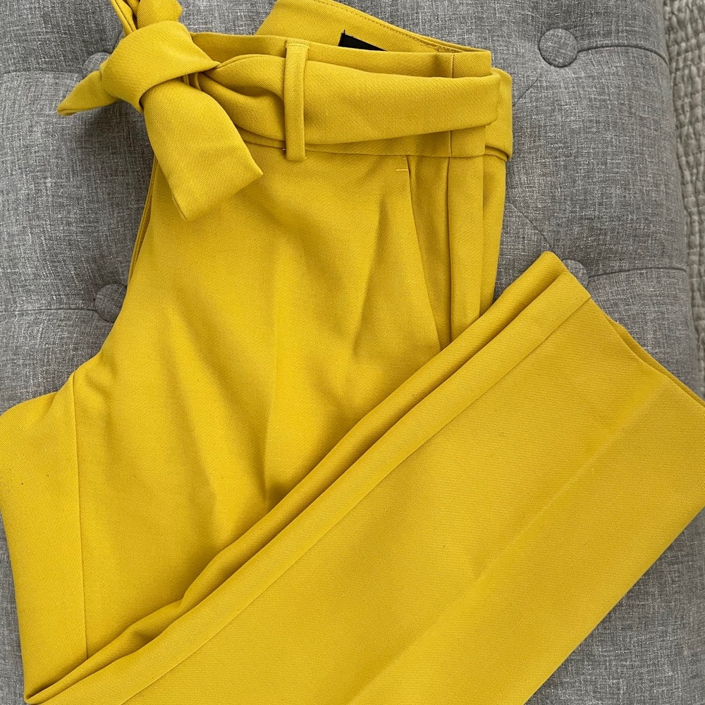Loft Petite Julie fit in yellow